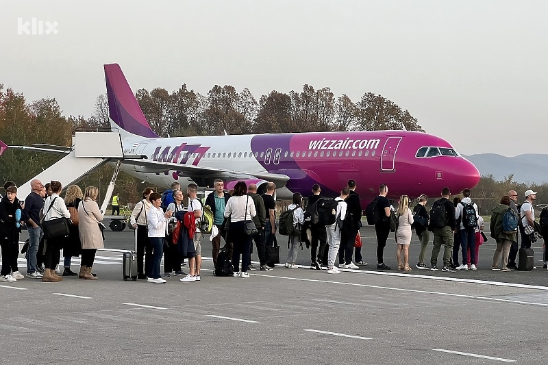 Avion Wizz Aira na tuzlanskoj pisti (Foto: A. K./Klix.ba)