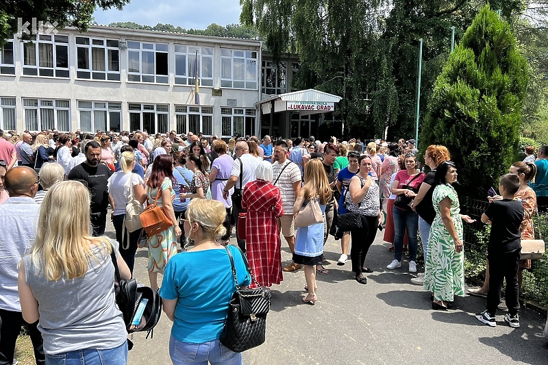 Detalj iz mirne šetnje u Lukavcu (Foto: A. K./Klix.ba)