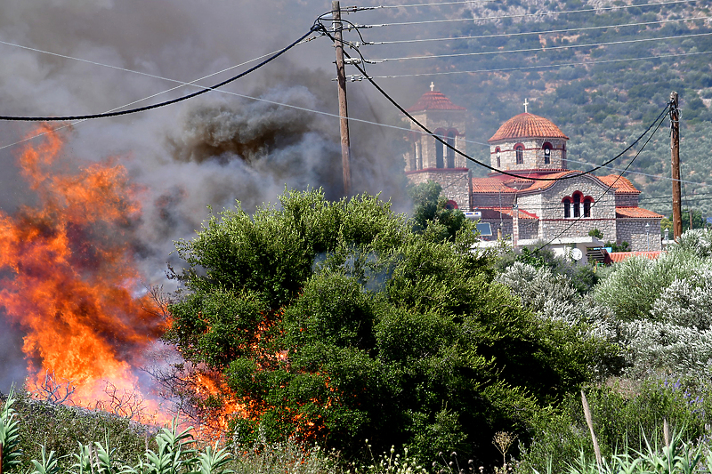 Vatrena stihija u Grčkoj se ne smiruje (Foto: EPA-EFE)