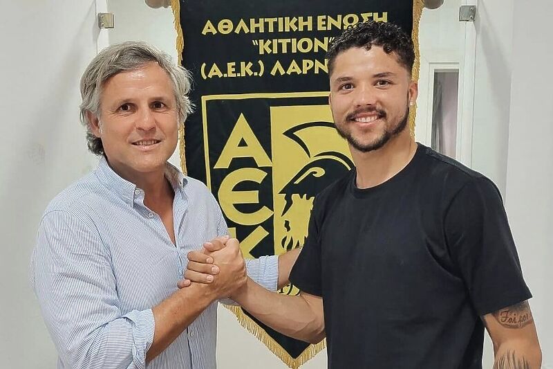 Santos na potpisu ugovora (Foto: AEK Larnaca)