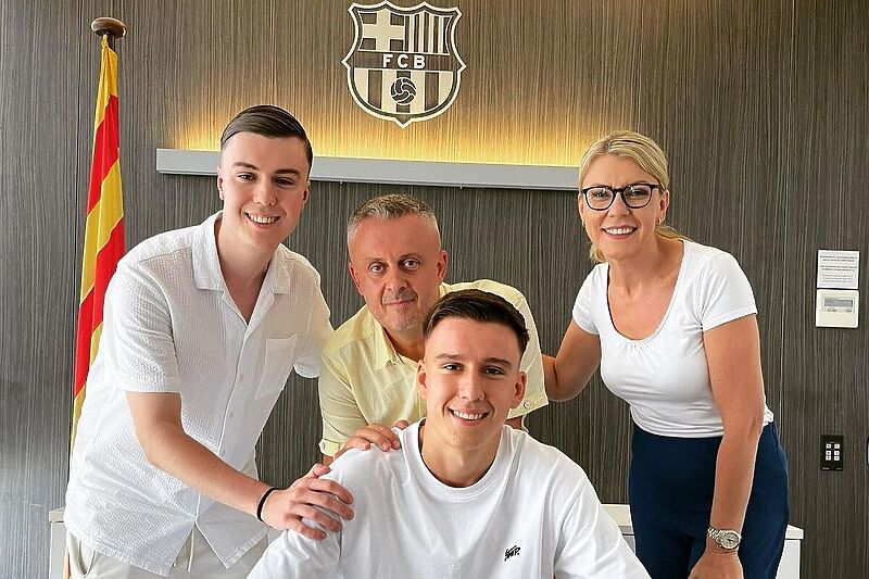 Eman Košpo s porodicom na potpisu ugovora (Foto: Instagram)