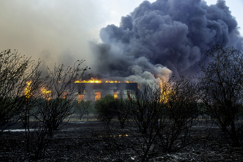 Vatra je zahvatila i odmaralište Volos (Foto: EPA-EFE)