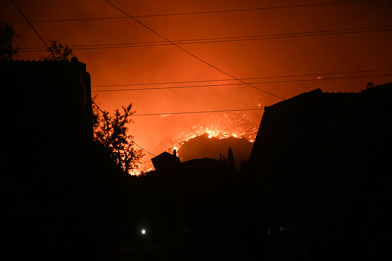 Šumski požar gori u selu Trapeza, Peloponesko poluostrvo (Foto: EPA-EFE)