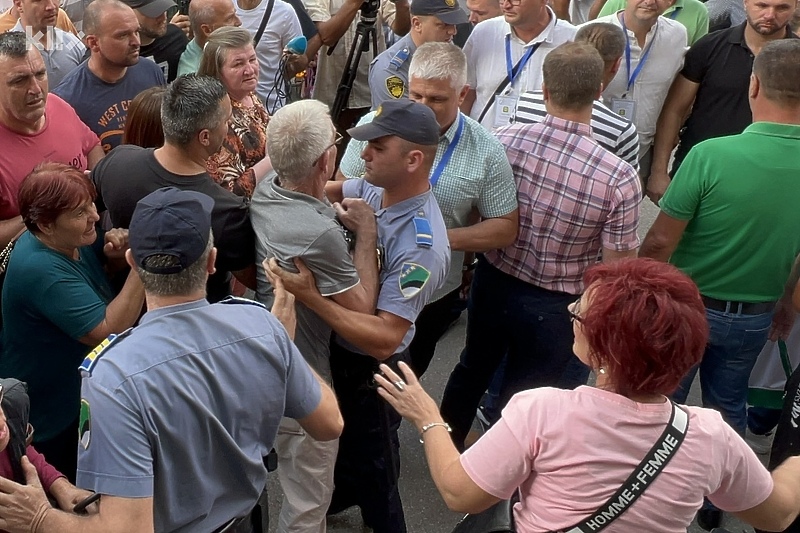 Detalj tokom sukoba pristalica SDA i policije (Foto: A. K./Klix.ba)