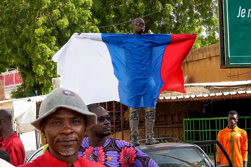 Demonstranti u Nigeru sa zastavom Rusije (Foto: EPA-EFE)