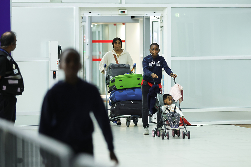 Prvi putnici koji su iz Nigera stigli na pariški aerodrom (Foto: EPA-EFE)