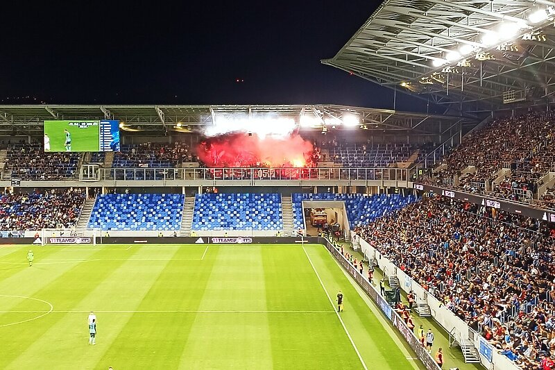 Bakljada Ultrasa na stadionu u Bratislavi (Foto: Twitter)