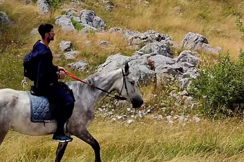 Novak Đoković na konju tokom posjete Etno Selu Katon Durmitor (Foto: Screenshot)