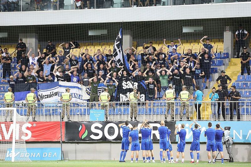 Navijači Želje su prije utakmice pozdravili nogometaše (Foto: fkeljezničar.ba)