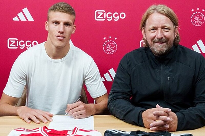 Jakov Medić na potpisu za Ajax (Foto: Ajax AFC)