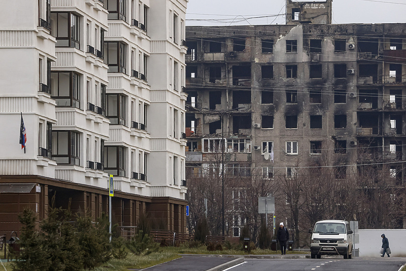 Novoizgrađeni stanovi pored uništene zgrade u Mariupolju (Foto: EPA-EFE)