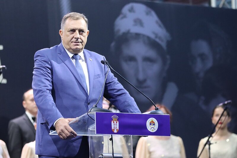 Sporna fotografija se nalazi na panou iza Milorada Dodika (Foto: Twitter)