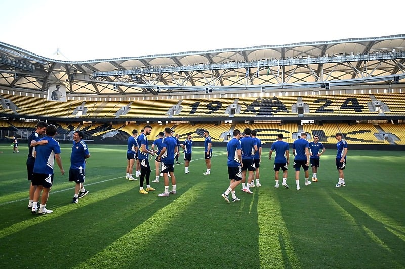 Dinamovi igrači su sinoć trenirali na AEK-ovom stadionu (Foto: Dinamo Zagreb)