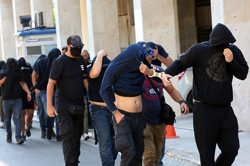 Dinamo huligani tokom dolaska na sud (Foto: EPA-EFE)