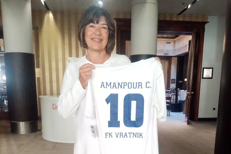 Christiane Amanpour sa dresom FK Vratnik (Foto: Mufid Zimić / Facebook)