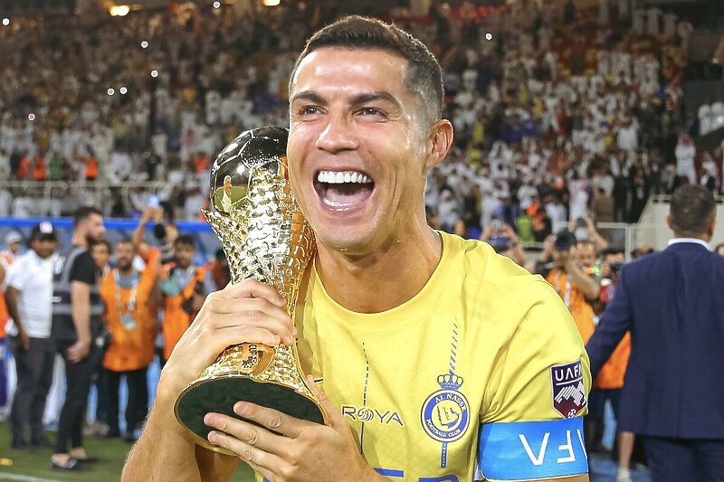 Cristiano Ronaldo s pobjedničkim trofejom (Foto: Twitter)