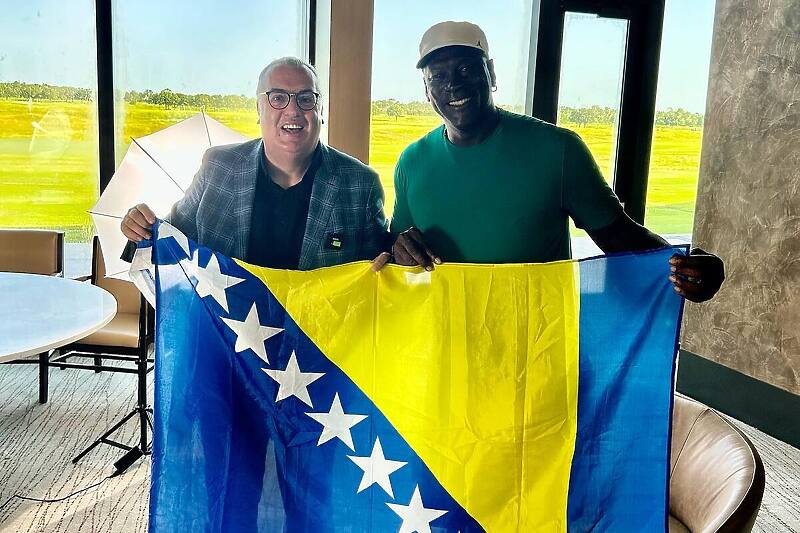 Sabahudin Topalbećirević i Michael Jordan sa zastavom BiH (Foto: Facebook)