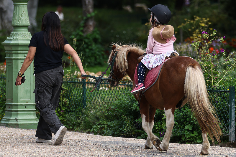 Jahanje ponija u Parizu (Foto: EPA-EFE)