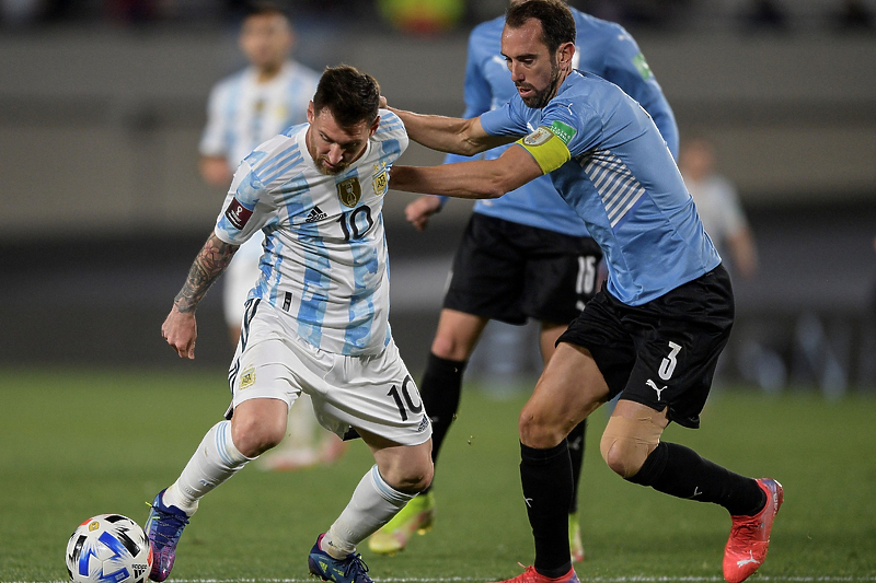 Lionel Messi i Diego Godin su vodili brojne duele u reprezentaciji i španskoj ligi (Foto: EPA-EFE)