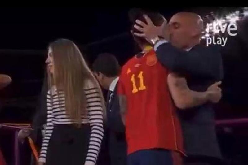 Trenutak kada je predsjednik saveza poljubio nogometašicu