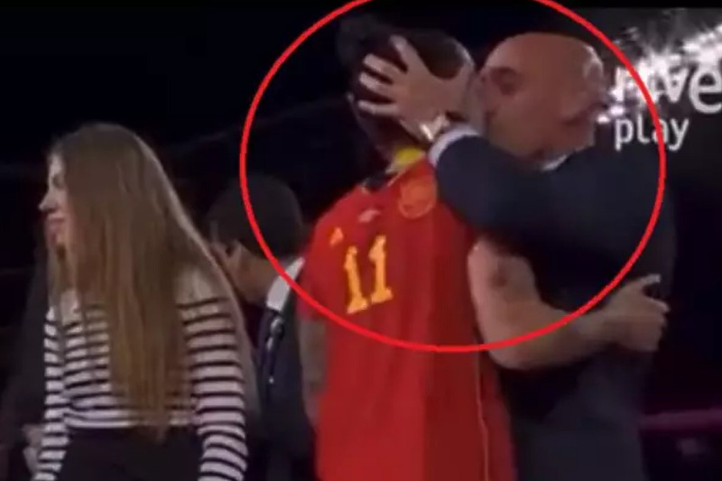 Rubiales je poljubio Hermoso u usta (Foto: Screenshot)