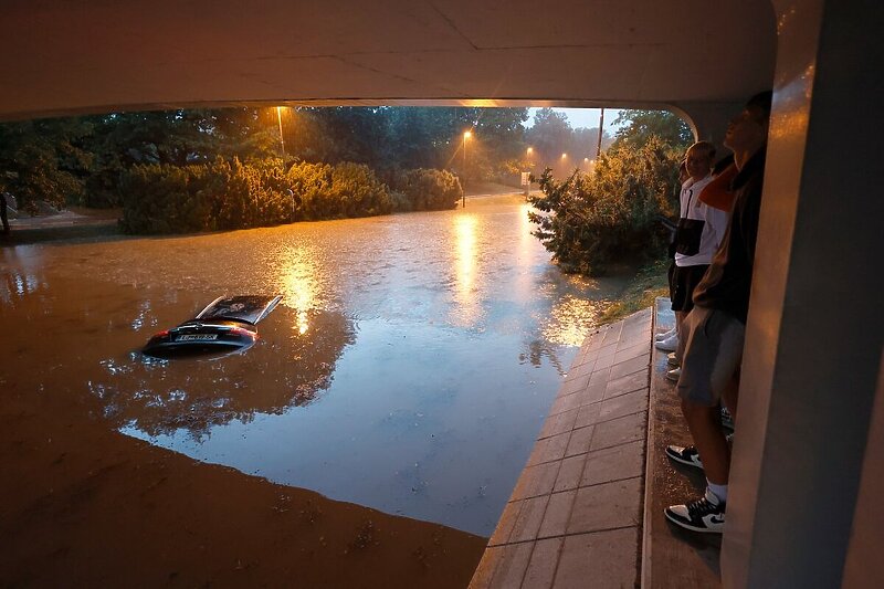 Poplavljeni podvožnjak na Celovškoj cesti (Izvor: 24ur.com)