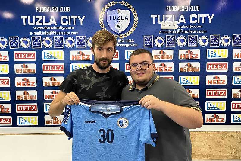 Tino Sven Sušić s dresom FK Tuzla City