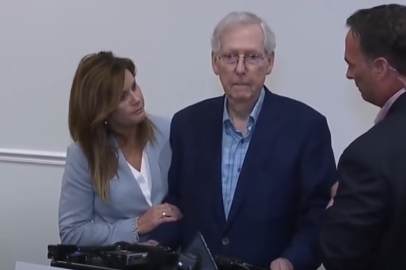 Mitch McConnell na konferenciji za medije (Screenshot: The Guardian)