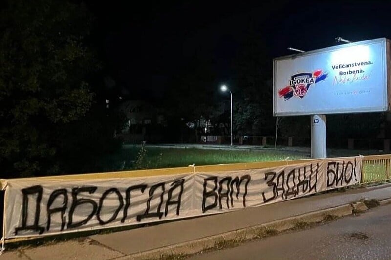 Parola Lešinara ispred bilborda (Foto: Instagram)