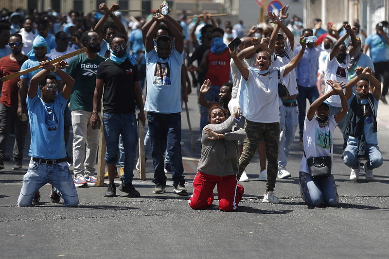 Eritrejski azilanti u Tel Avivu tokom incidenta (Foto: EPA-EFE)