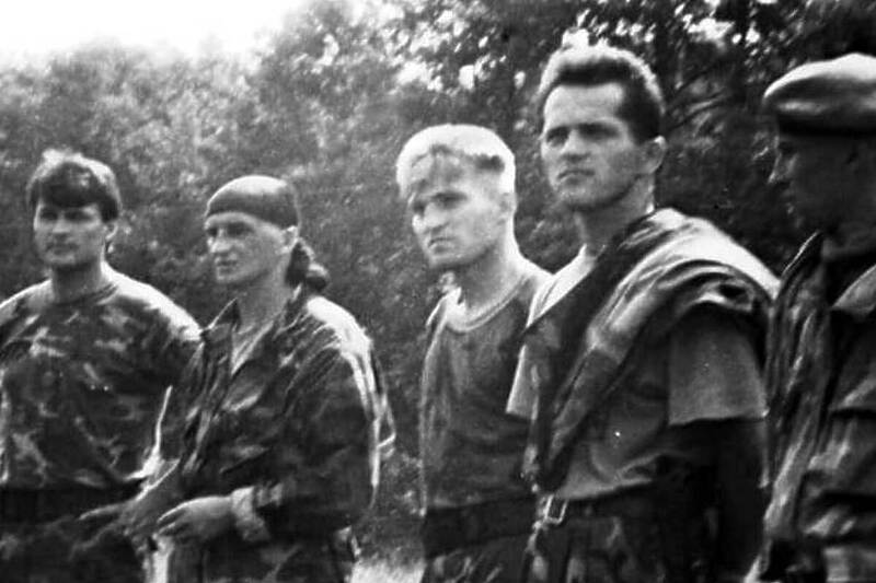 Safet Isaković (u sredini) pored komandanta 505. brigade Izeta Nanića (Foto: Facebook)