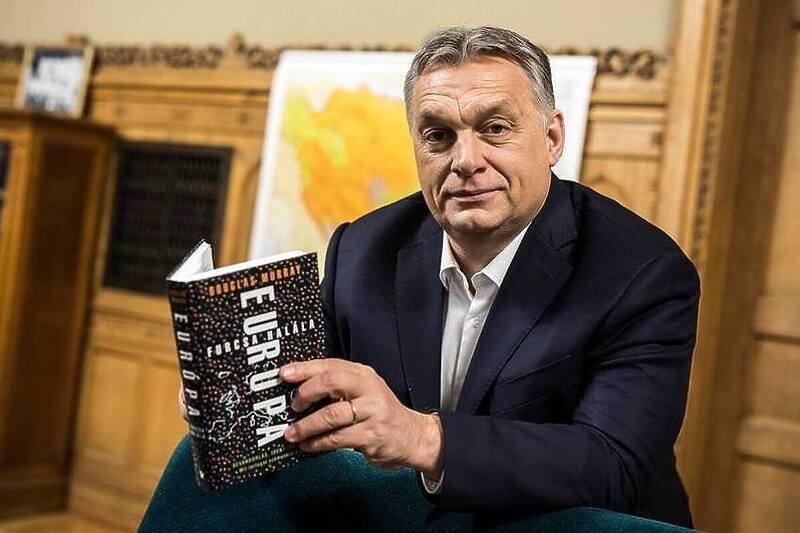 Orban sa knjigom ispred etničke karte BiH