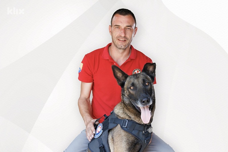 Almir Tabaković sa psom Atosom (Foto: Fondacija tuzlanske zajednice)