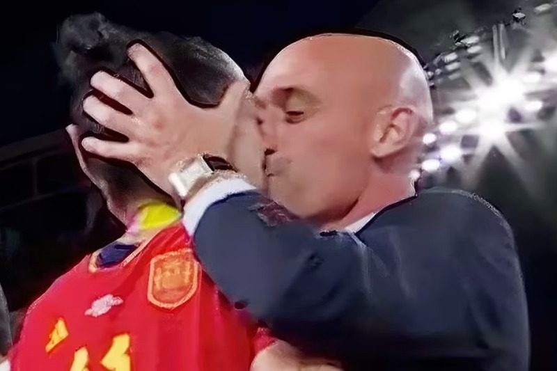 Trenutak kada je Rubiales poljubio Hermoso (Foto: Screenshot)