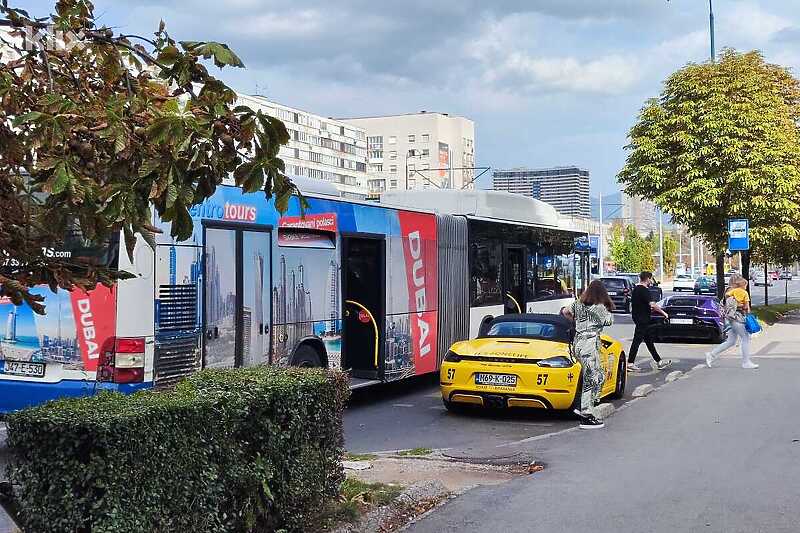 Autobusima je praktično onemogućen ulazak na stajalište (Foto: Klix.ba)