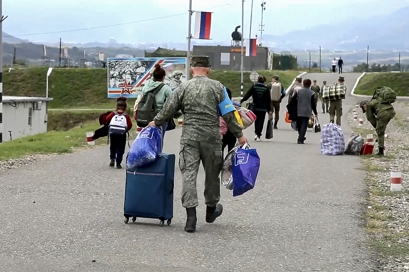 Armenski civili pristižu u rusku vojnu bazu (Foto: EPA-EFE)
