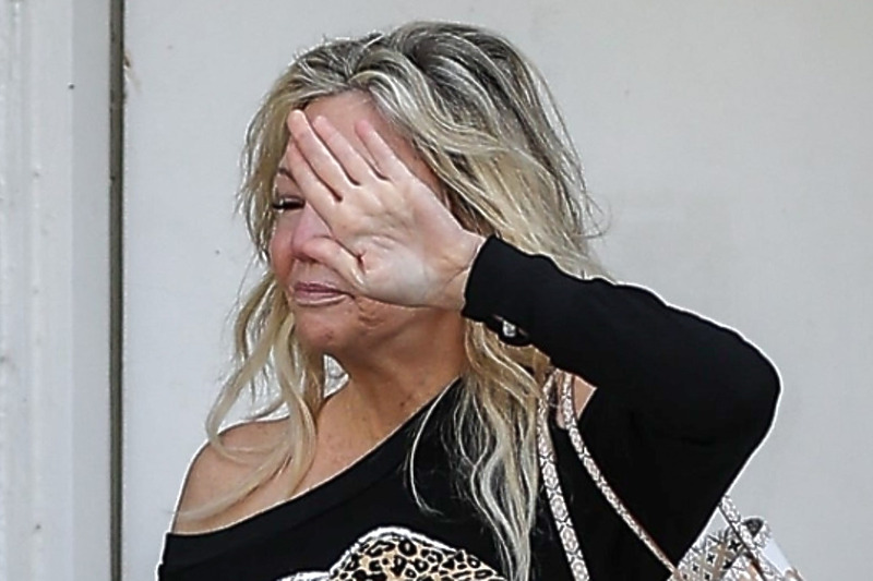 Heather Locklear snimljena u još jednom zabrinjavajućem izdanju, rukom ...