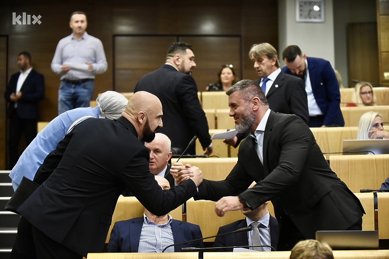 Prije sjednice Federalnog parlamenta, Zildžića je dočekao Ramo Isak (Foto: T. S./Klix.ba)