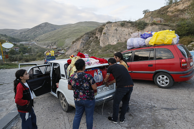 Armenci napuštaju Karabah (Foto: EPA-EFE)