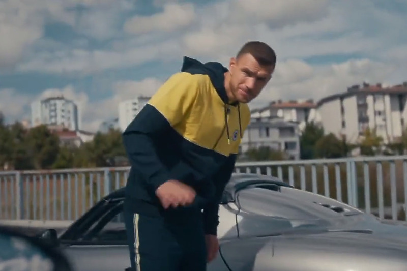 Džeki se u reklami pokvario automobil (Foto: Screenshot/Fenerbahce)