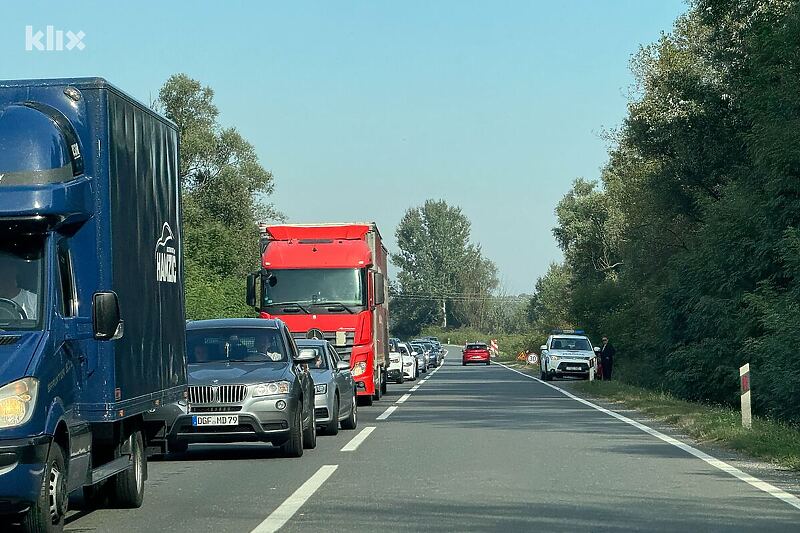Kolona vozila na Graničnom prelazu Bosanska Gradiška na ulazu u BiH (Foto: Klix.ba)