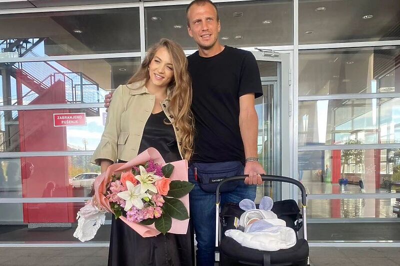Mirza i Hana Bašić s bebom (Foto: Instagram)