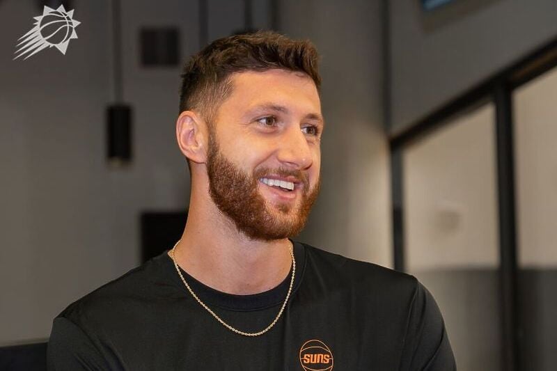 Nurkić u opremi novog kluba (Foto: Phoenix Suns)