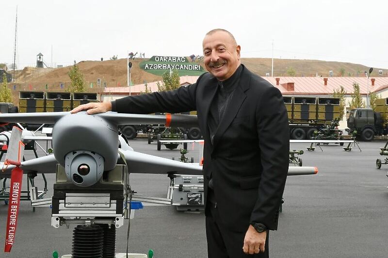 Aliyev "grli" izraelsku bespilotnu letjelicu Harop (Foto: president.az)