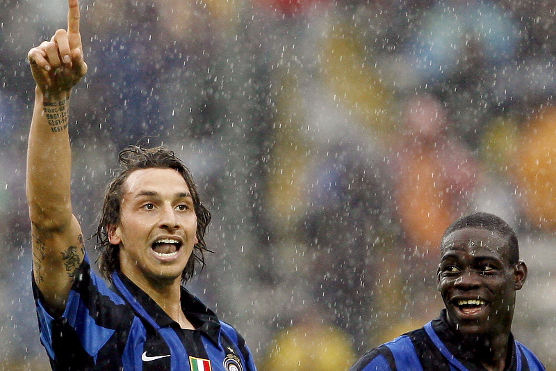 Zlatan Ibrahimović i Mario Balotelli iz vremena kad su bili saigrači u Interu (Foto: EPA-EFE)