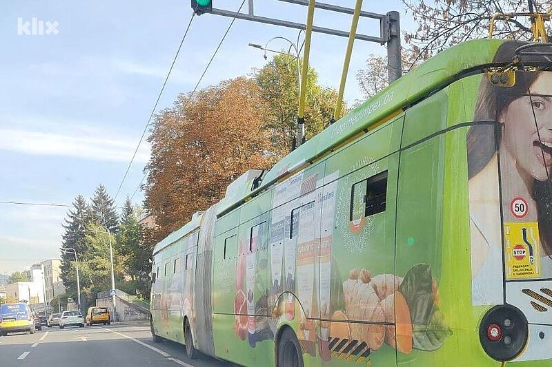 Jedan od novih trolejbusa na kojem je reklama (Foto: Čitatelj)