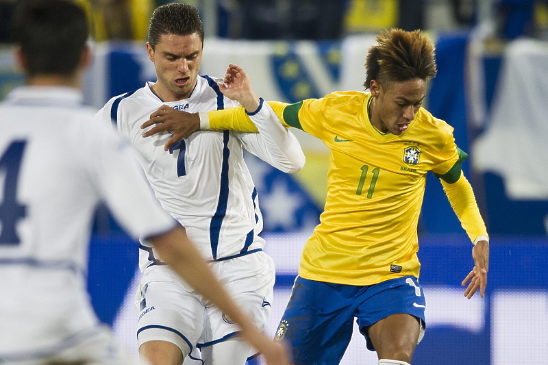 Jahić u duelu sa Neymarom (Foto: EPA-EFE)