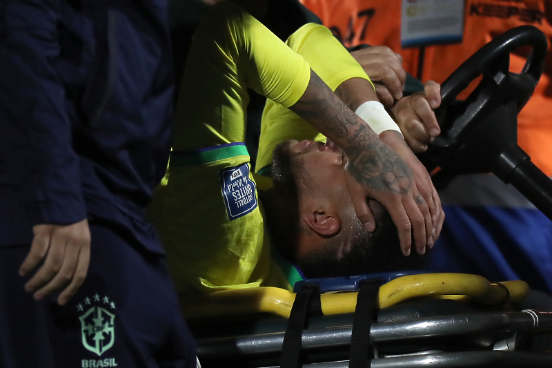 Neymar nakon povrede na utakmici protiv Urugvaja (Foto: EPA-EFE)