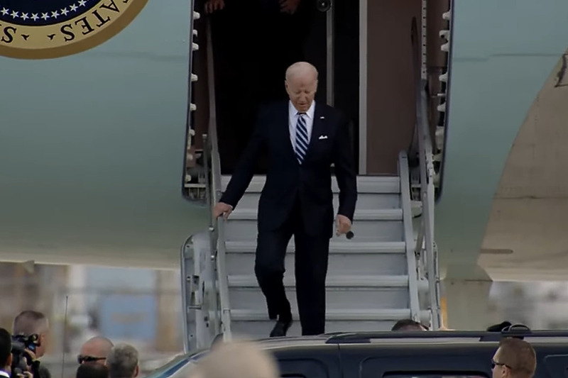 Joe Biden prilikom izlaska iz aviona (Screenshot: Ured premijera Izraela)