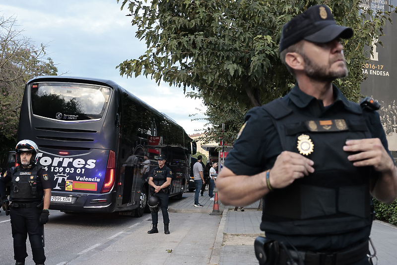 Jake mjere osiguranja čuvale su igrače Maccabija u Valenciji (Foto: EPA-EFE)